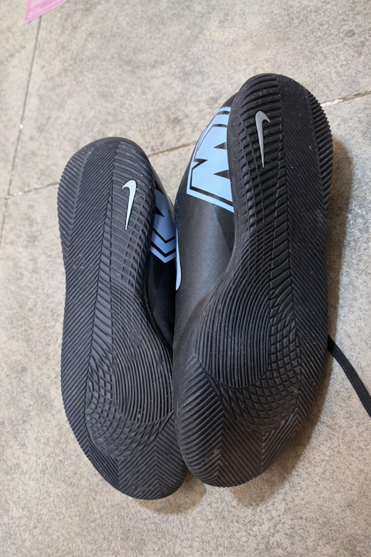 Youth Nike Mercurial Vapor 16 Club Size 2.5 Worn about 2 weeks