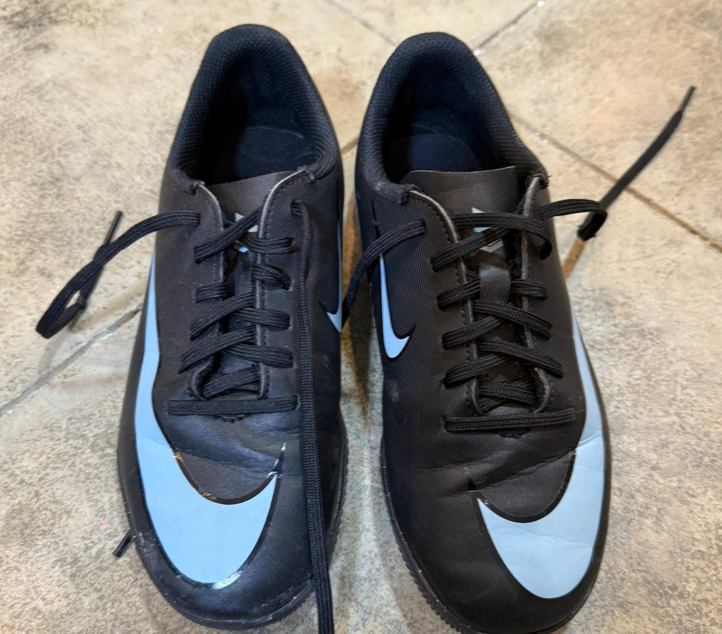 Nike Youth Indoor Futbol Shoes Size 2