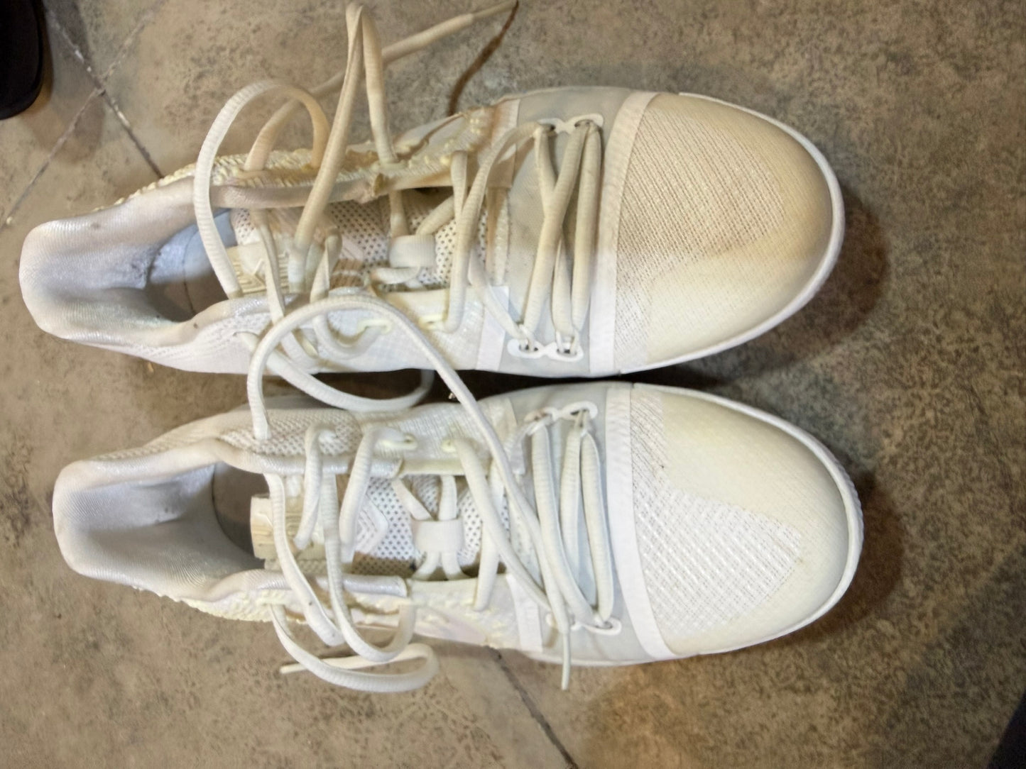 Nike Kyrie Basketball Shoes – 6.5Y / Women’s 8