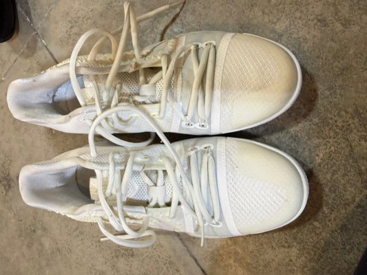 Nike Kyrie Basketball Shoes – 6.5Y / Women’s 8