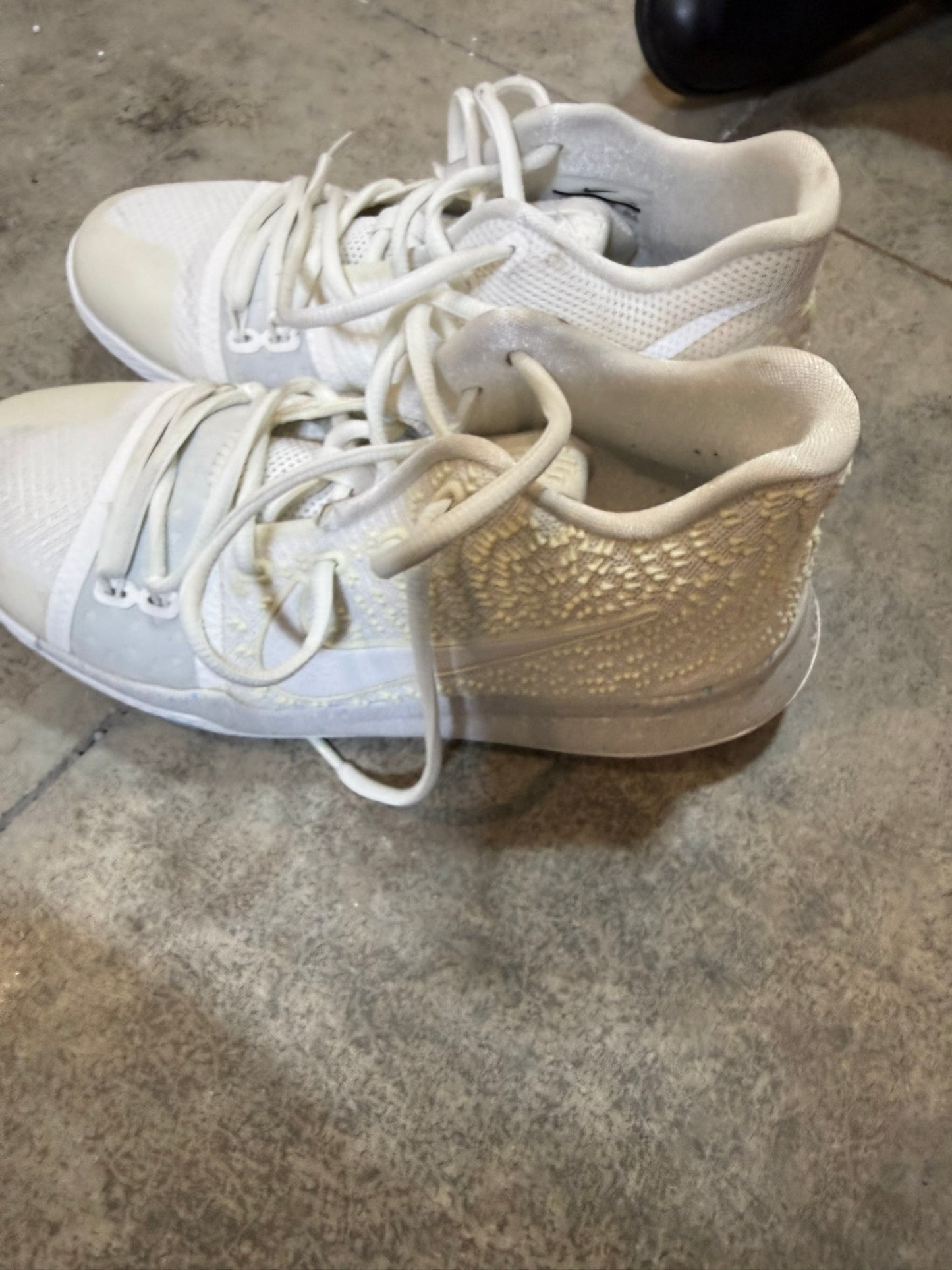 Nike Kyrie Basketball Shoes – 6.5Y / Women’s 8