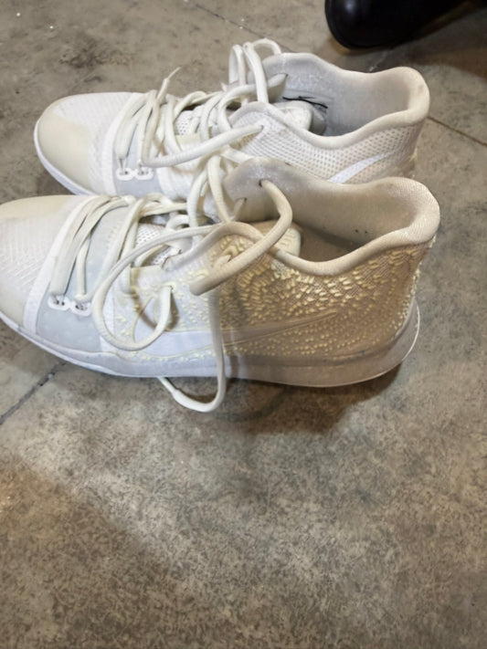 Nike Kyrie Basketball Shoes – 6.5Y / Women’s 8