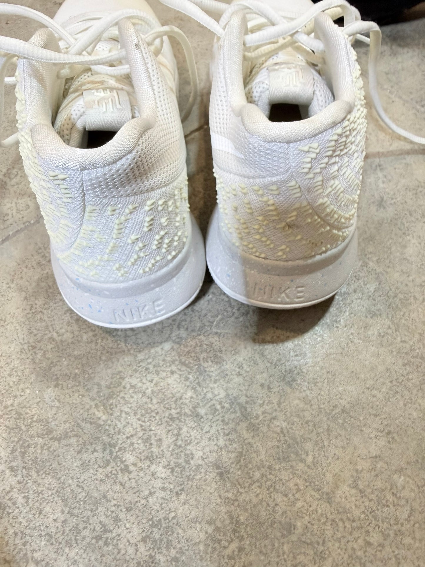 Nike Kyrie Basketball Shoes – 6.5Y / Women’s 8