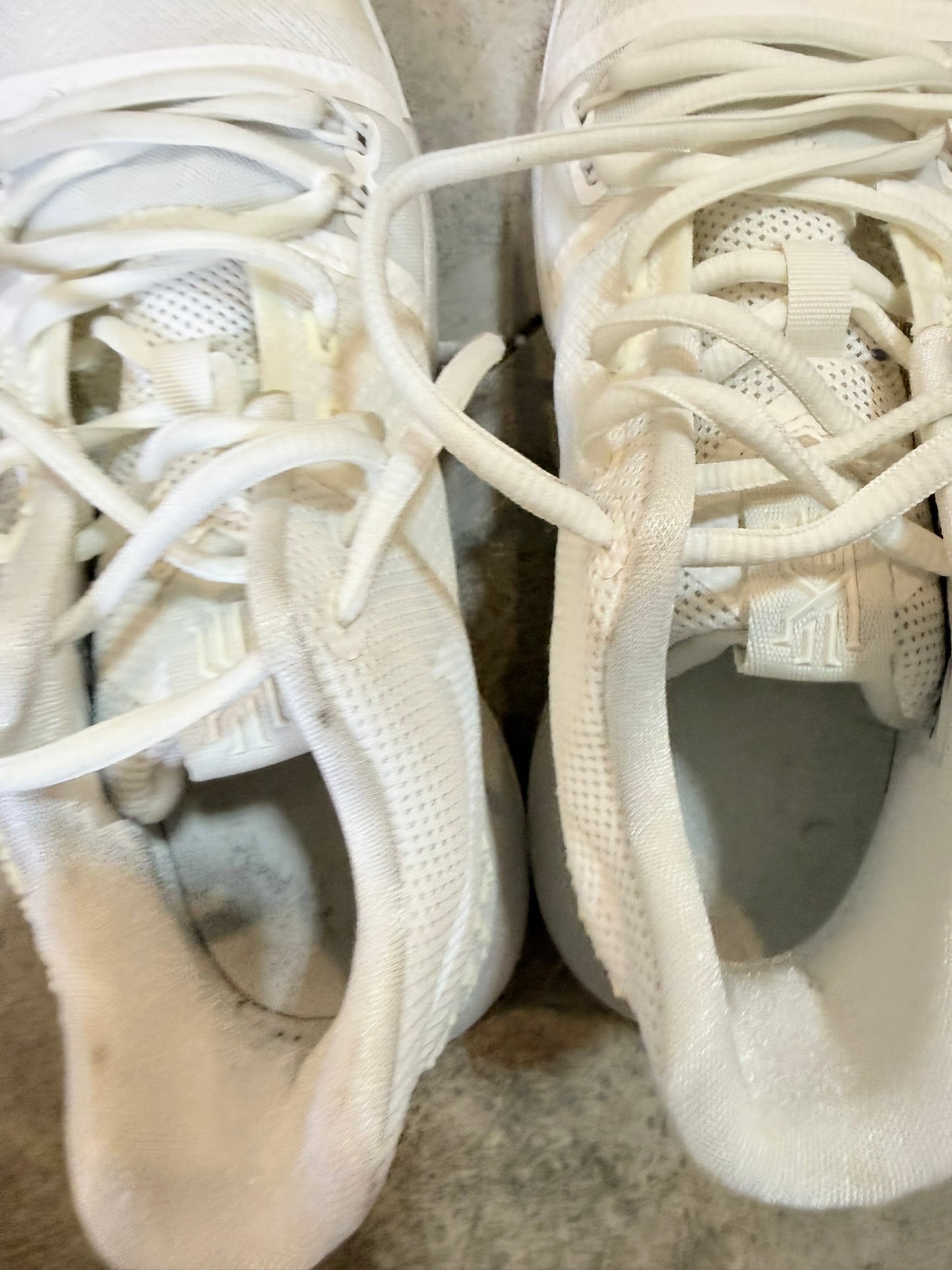 Nike Kyrie Basketball Shoes – 6.5Y / Women’s 8