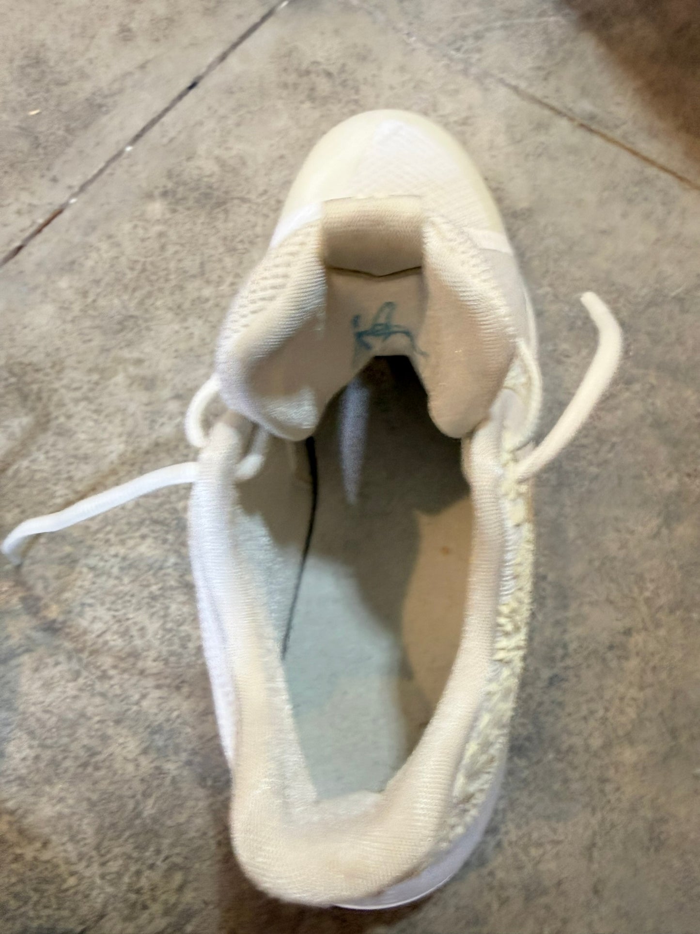 Nike Kyrie Basketball Shoes – 6.5Y / Women’s 8