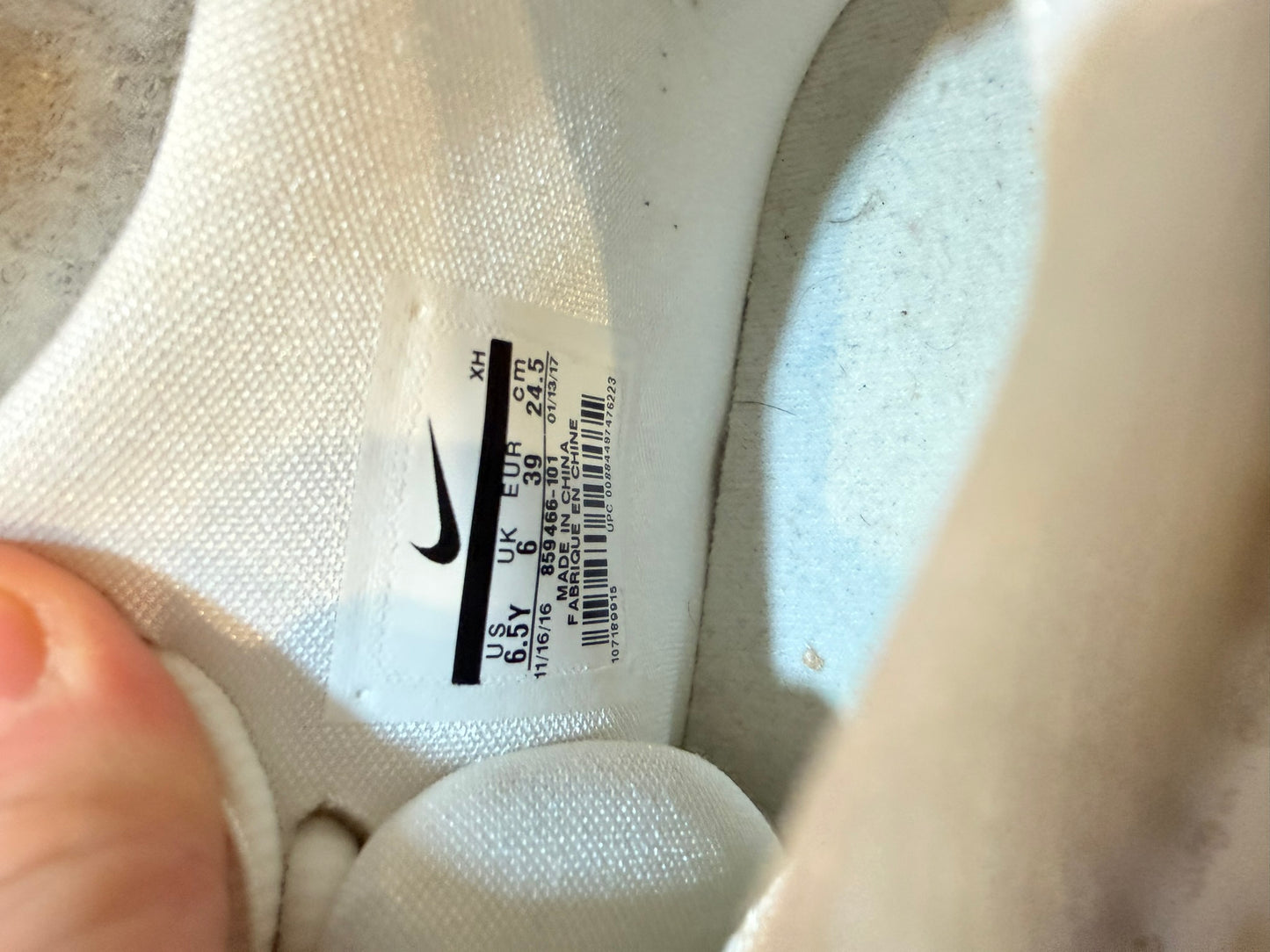 Nike Kyrie Basketball Shoes – 6.5Y / Women’s 8